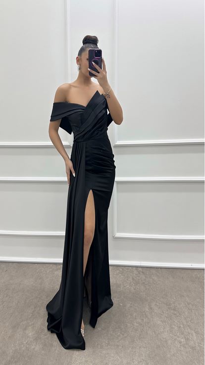 فستان أسود من الساتان بدون حمالات بياقة قارب وثنيات