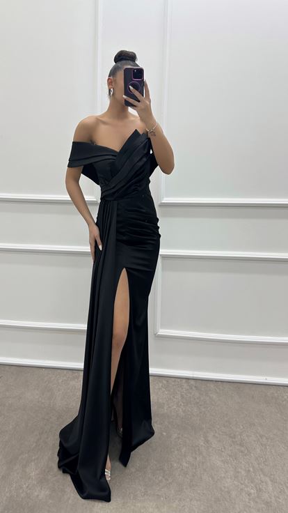 فستان أسود من الساتان بدون حمالات بياقة قارب وثنيات