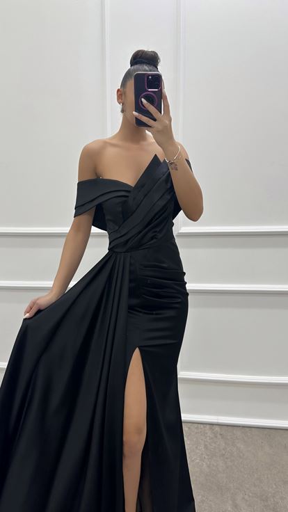 فستان أسود من الساتان بدون حمالات بياقة قارب وثنيات