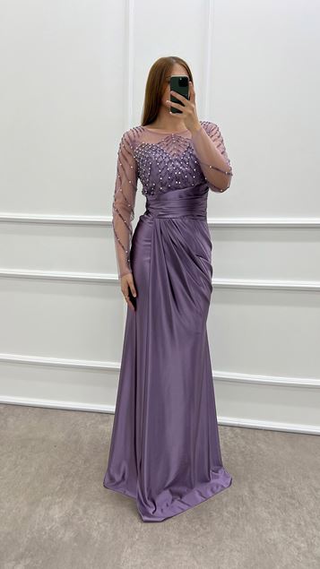 Robe grande taille en satin de poitrine lilas avec pierres