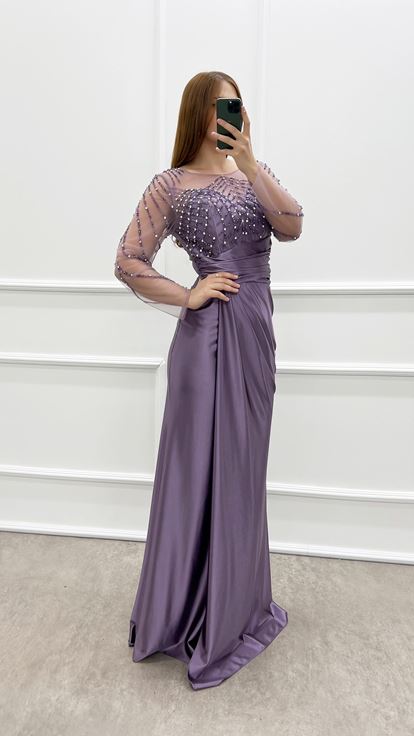 فستان ساتان أرجواني بمقاسات كبيرة مزين بأحجار الراين على الصدر