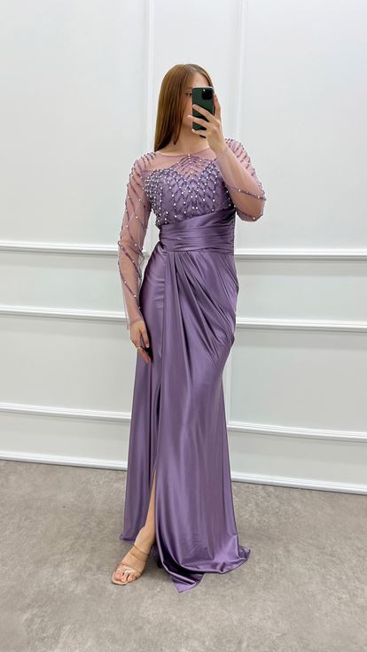 فستان ساتان أرجواني بمقاسات كبيرة مزين بأحجار الراين على الصدر