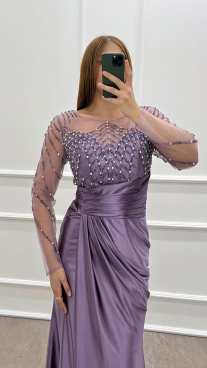 فستان ساتان أرجواني بمقاسات كبيرة مزين بأحجار الراين على الصدر