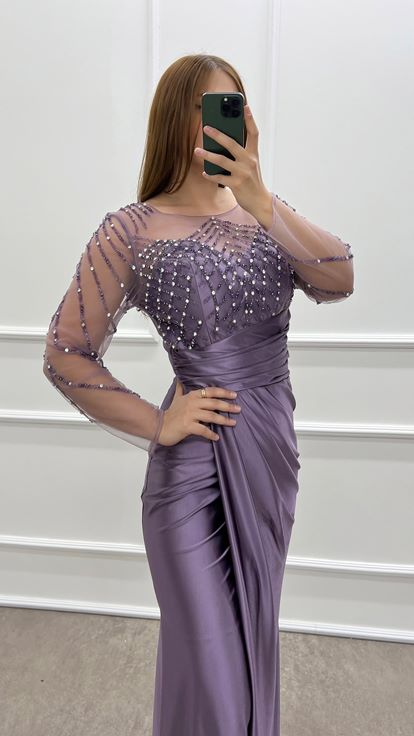 فستان ساتان أرجواني بمقاسات كبيرة مزين بأحجار الراين على الصدر