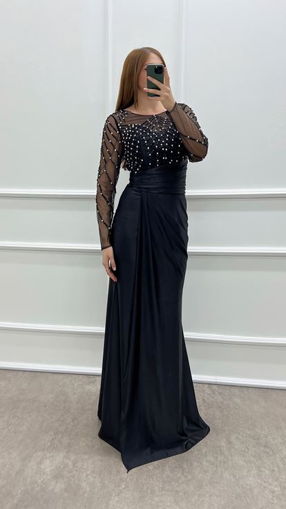 فستان أسود من الساتان بمقاسات كبيرة مزين بأحجار الراين على الصدر