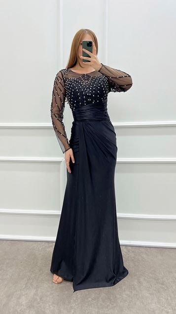 Poitrine noire ornée de bijoux en satin robe grande taille