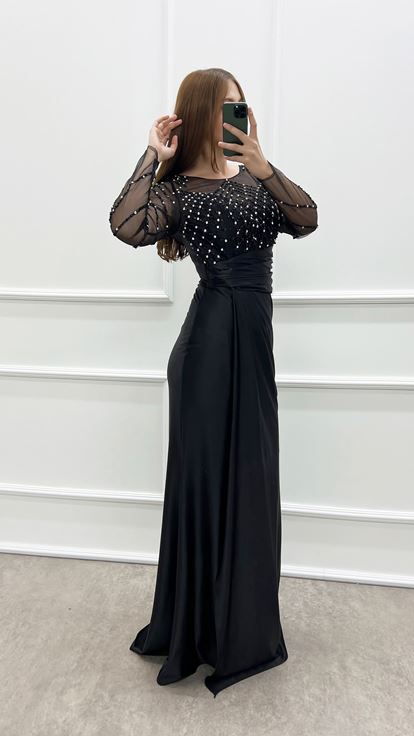 فستان أسود من الساتان بمقاسات كبيرة مزين بأحجار الراين على الصدر