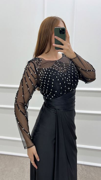 فستان أسود من الساتان بمقاسات كبيرة مزين بأحجار الراين على الصدر