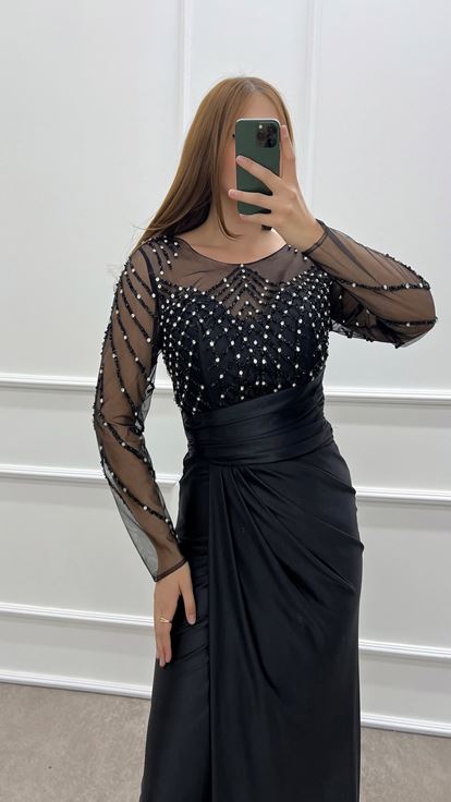 فستان أسود من الساتان بمقاسات كبيرة مزين بأحجار الراين على الصدر