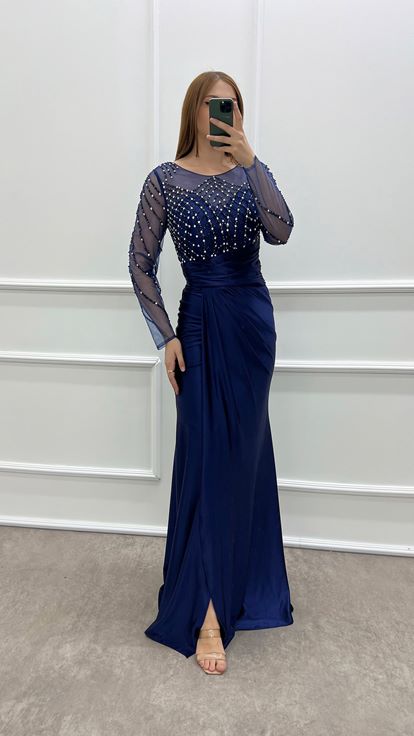 Vestido de satén con joyas azul marino de talla grande