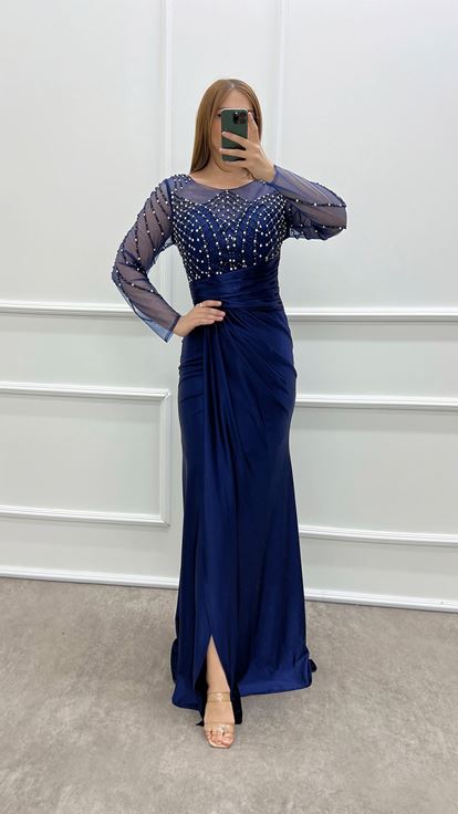 Vestido de satén con joyas azul marino de talla grande