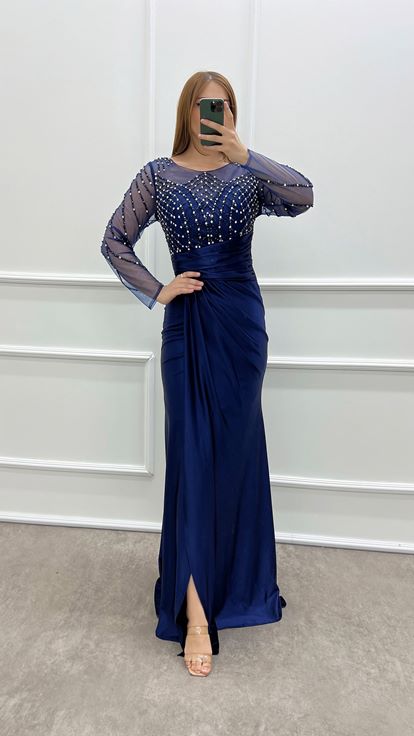 Vestido de satén con joyas azul marino de talla grande