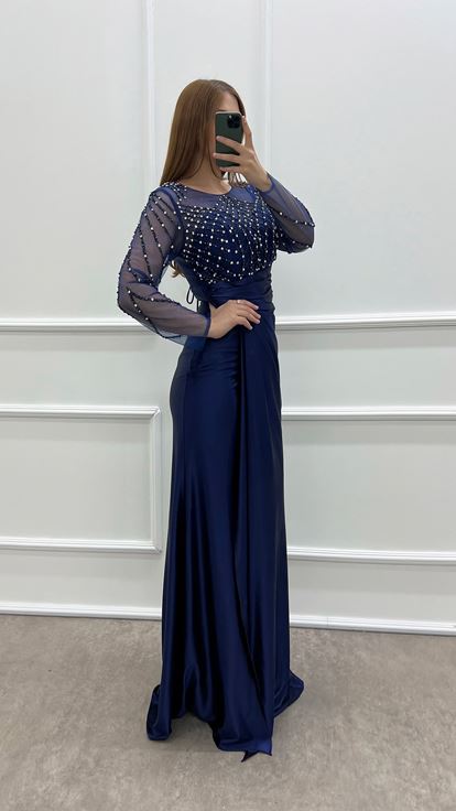 Vestido de satén con joyas azul marino de talla grande