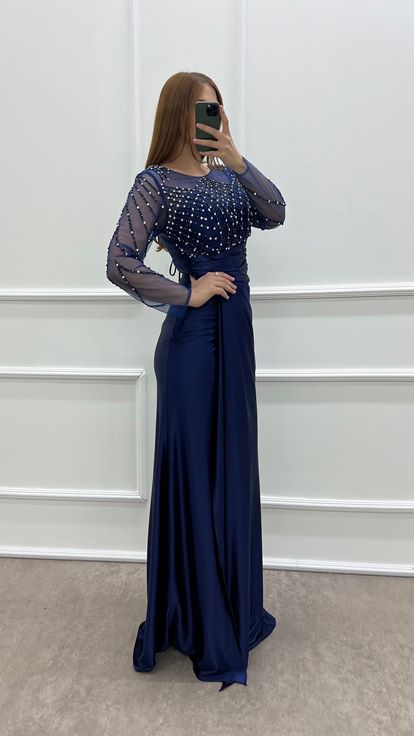 Vestido de satén con joyas azul marino de talla grande