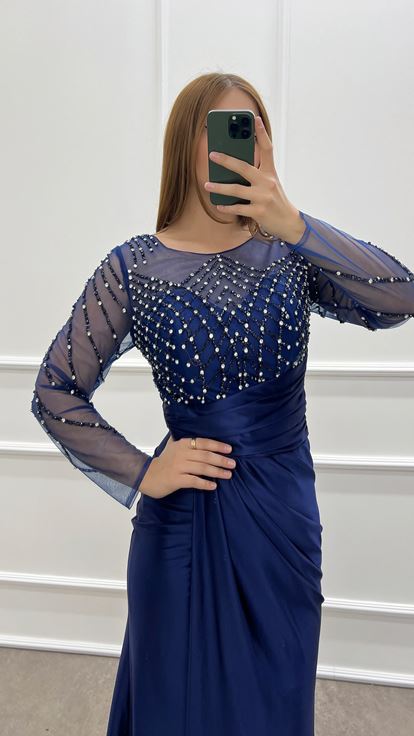 Vestido de satén con joyas azul marino de talla grande