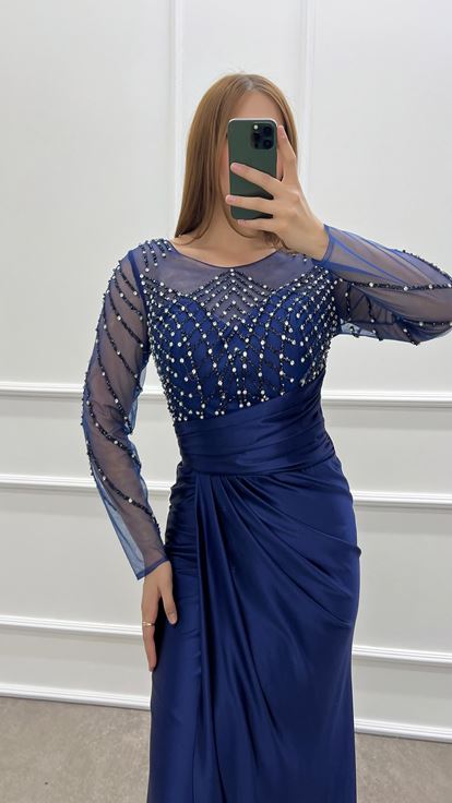 Vestido de satén con joyas azul marino de talla grande