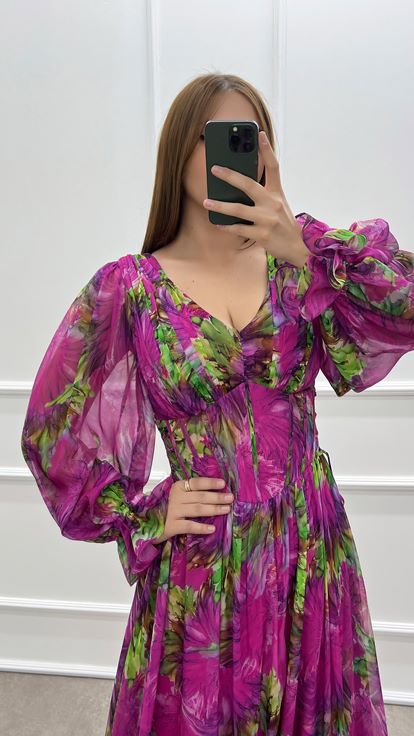 Gemustertes Chiffon-Kleid in Fuchsia mit Ballonärmeln in Übergröße