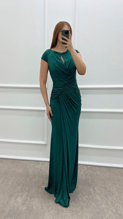 Robe grande taille vert émeraude drapée à pois brodés