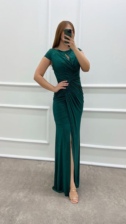 Robe grande taille vert émeraude drapée à pois brodés