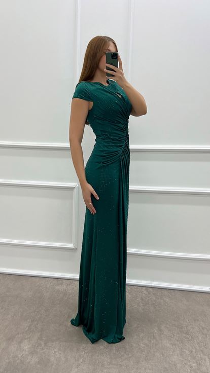 Robe grande taille vert émeraude drapée à pois brodés