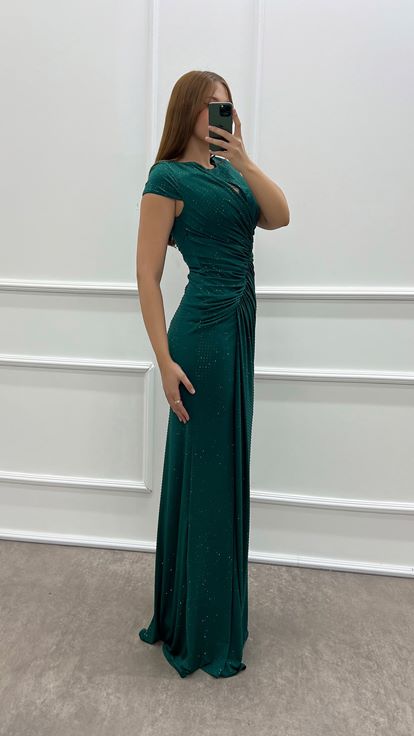 Robe grande taille vert émeraude drapée à pois brodés