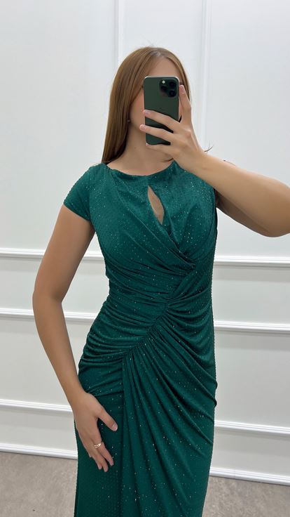 Robe grande taille vert émeraude drapée à pois brodés