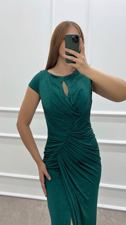 Robe grande taille vert émeraude drapée à pois brodés