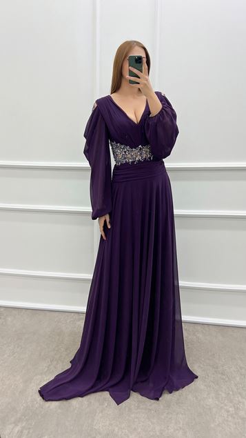 Pflaumenfarbenes Chiffon-Kleid in Übergröße mit V-Ausschnitt und Steinen an den Ärmeln und an der Taille