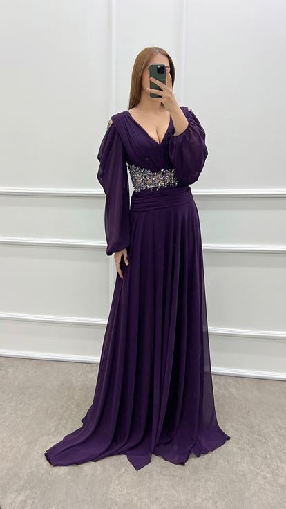 Pflaumenfarbenes Chiffon-Kleid in Übergröße mit V-Ausschnitt und Steinen an den Ärmeln und an der Taille
