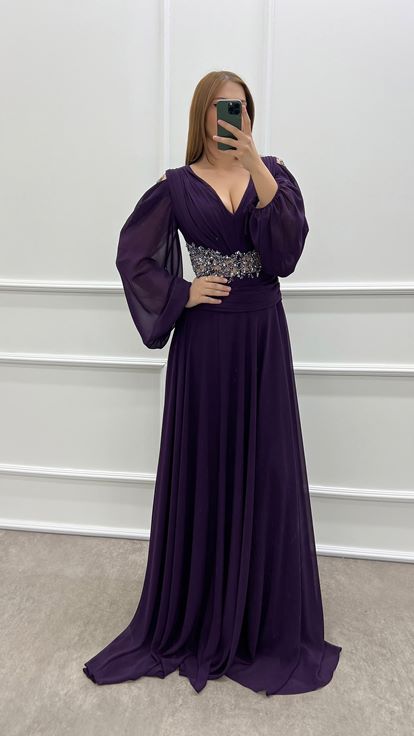 Pflaumenfarbenes Chiffon-Kleid in Übergröße mit V-Ausschnitt und Steinen an den Ärmeln und an der Taille