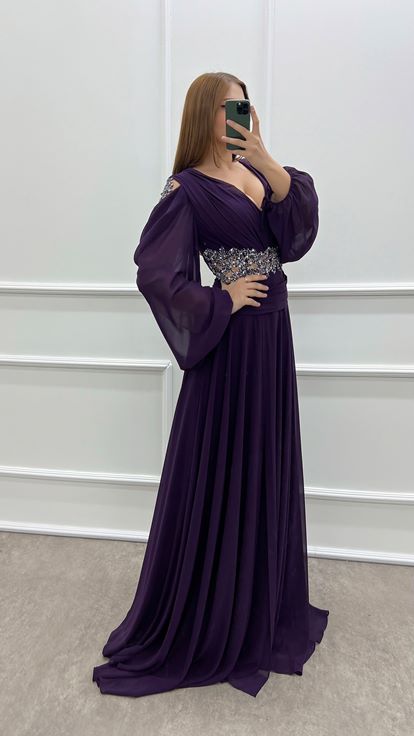Pflaumenfarbenes Chiffon-Kleid in Übergröße mit V-Ausschnitt und Steinen an den Ärmeln und an der Taille