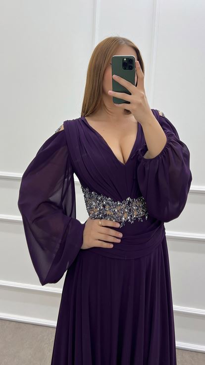 Pflaumenfarbenes Chiffon-Kleid in Übergröße mit V-Ausschnitt und Steinen an den Ärmeln und an der Taille