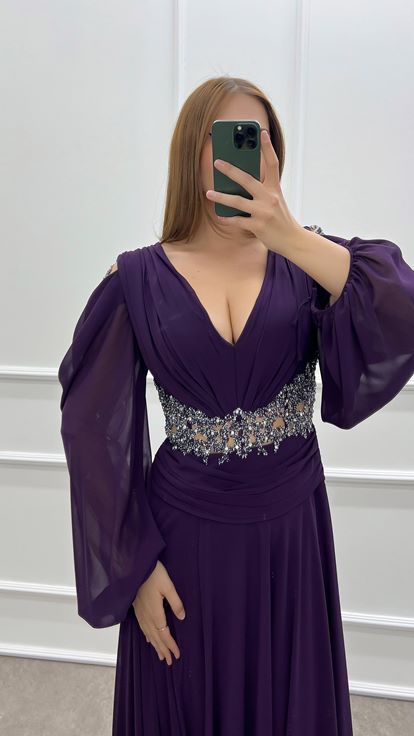 Pflaumenfarbenes Chiffon-Kleid in Übergröße mit V-Ausschnitt und Steinen an den Ärmeln und an der Taille