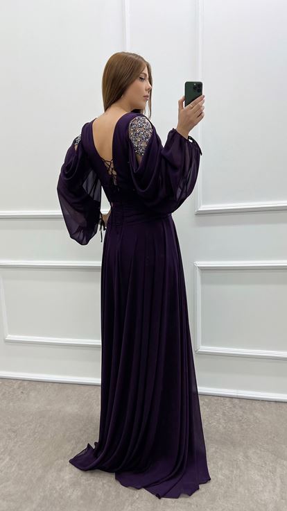 Pflaumenfarbenes Chiffon-Kleid in Übergröße mit V-Ausschnitt und Steinen an den Ärmeln und an der Taille