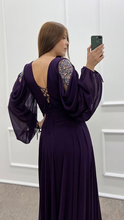 Pflaumenfarbenes Chiffon-Kleid in Übergröße mit V-Ausschnitt und Steinen an den Ärmeln und an der Taille