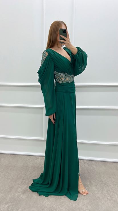 Robe grande taille en mousseline de soie avec manches à col en V vert émeraude et pierre à la taille