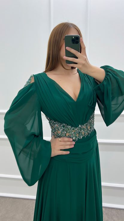 Robe grande taille en mousseline de soie avec manches à col en V vert émeraude et pierre à la taille