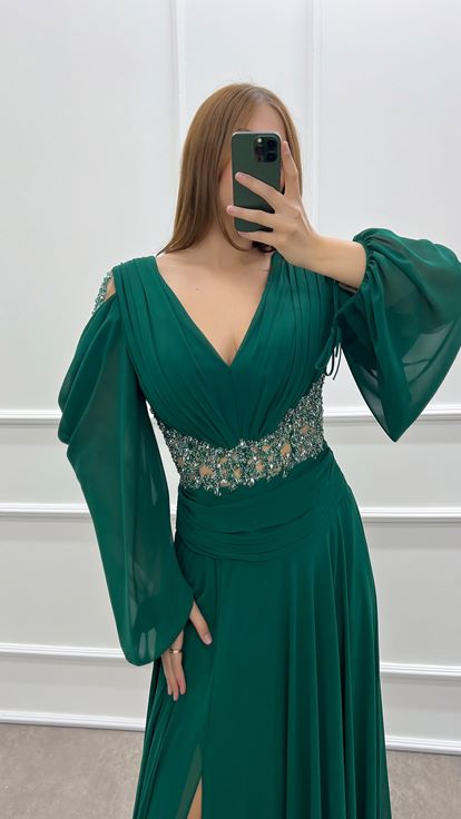 Robe grande taille en mousseline de soie avec manches à col en V vert émeraude et pierre à la taille