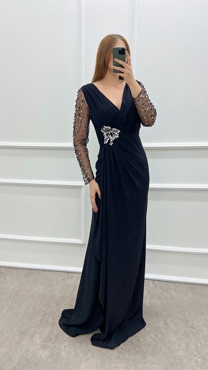 فستان بمقاسات كبيرة مع بروش خصر مزين بحجر أسود