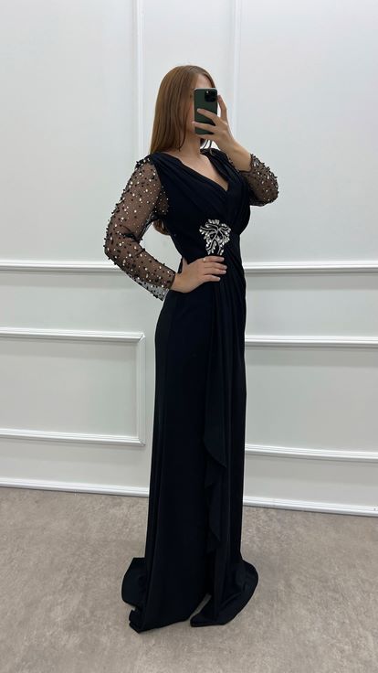 فستان بمقاسات كبيرة مع بروش خصر مزين بحجر أسود