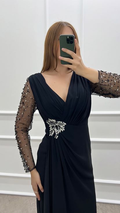 فستان بمقاسات كبيرة مع بروش خصر مزين بحجر أسود