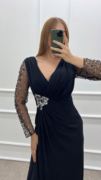 فستان بمقاسات كبيرة مع بروش خصر مزين بحجر أسود