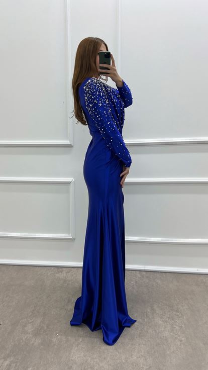 Saks Satin Plus Size Kleid mit drapierten Steinen an der Taille