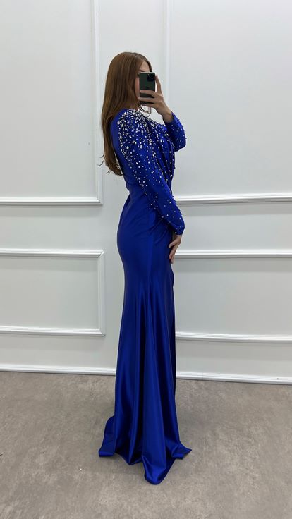 Saks Satin Plus Size Kleid mit drapierten Steinen an der Taille