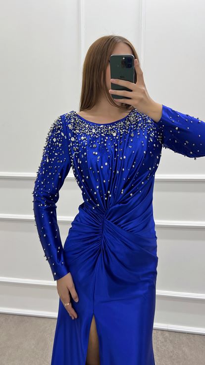 Saks Satin Plus Size Kleid mit drapierten Steinen an der Taille