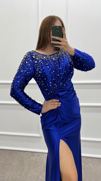 Saks Satin Plus Size Kleid mit drapierten Steinen an der Taille