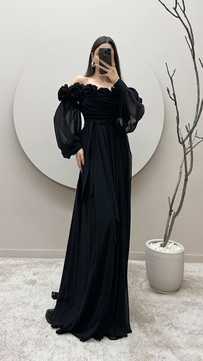 Siyah İp Askılı Yakası Çiçekli Abiye Elbise