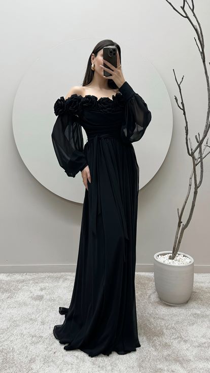 Siyah İp Askılı Yakası Çiçekli Abiye Elbise