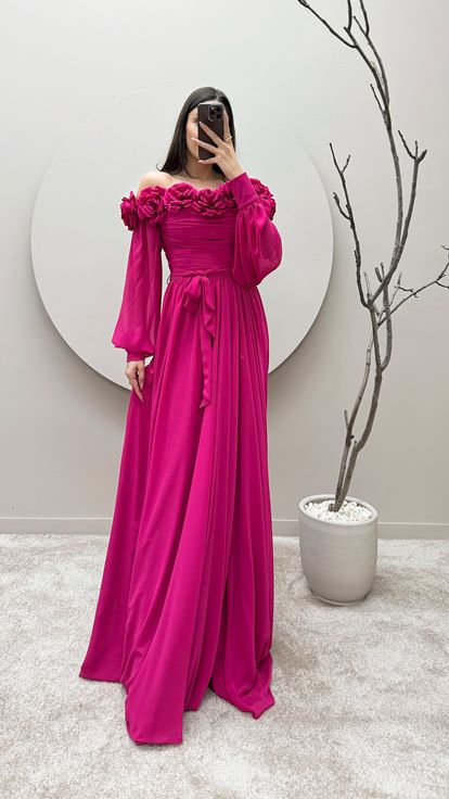 Vestido de noche fucsia de tirantes con escote floral