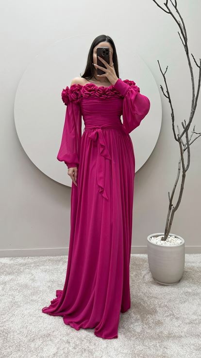 Vestido de noche fucsia de tirantes con escote floral